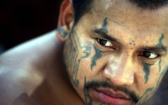 Gang Mara Salvatrucha se krom brutality vyznauje i specifickým tetováním...