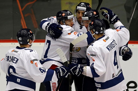 Hokejisté Finska slaví gól v utkání proti védsku.