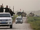 Americké transportéry u msta Darbasíja a konvoj bojovník YPG na severu Sýrie...