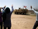 Americké transportéry na kurdských územích na severu Sýrie (29. dubna 2017)