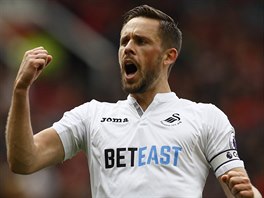 VYROVNÁNO. Islandský záloník Gylfi Sigurdsson ve slubách Swansea vyrovnal z...