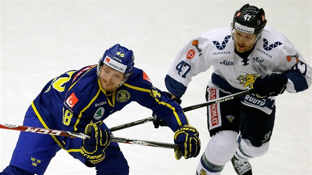 Ville Lajunen z Finska (vlevo) a švédský útočník Carl Klingberg