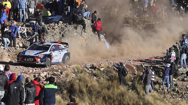 Thierry Neuville se svm huyndaiem pi Argentinsk rallye