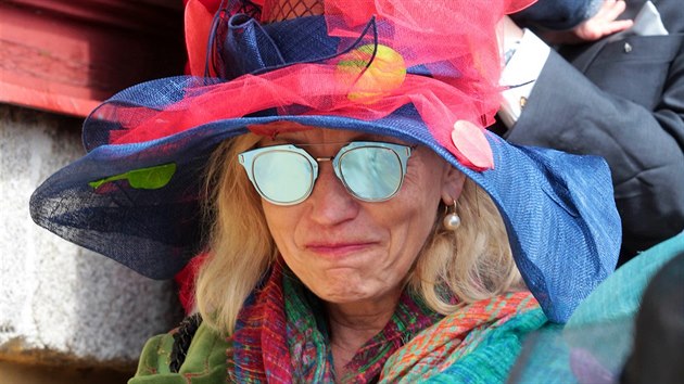 Součástí jarního setkání evropské šlechty na karlovarském dostihovém závodišti byla i soutěž o nejhezčí klobouk (29. dubna 2017).