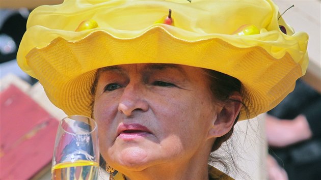 Součástí jarního setkání evropské šlechty na karlovarském dostihovém závodišti byla i soutěž o nejhezčí klobouk (29. dubna 2017).