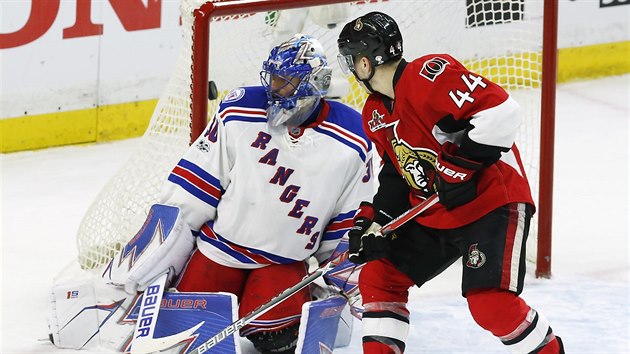 Jean-Gabriel Pageau z Ottawy pekonv branke New York Rangers Henrika Lundqvista.