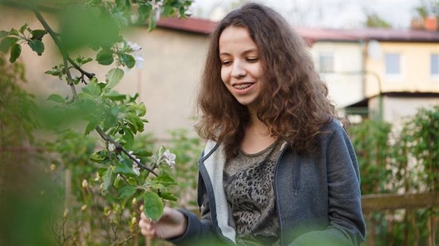 Penze na bionickou ruku jsou pipraven i pro dal sedmnctiletou studentku Terezu Nahodilovou z Tebe.