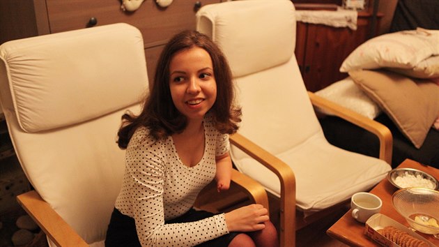 Penze na bionickou ruku jsou pipraven i pro dal sedmnctiletou studentku Terezu Nahodilovou z Tebe.