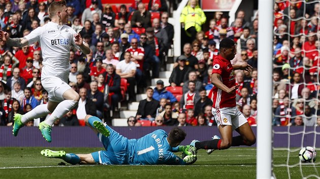 ASI VTR, NE? A to z fotografie nen pesn vidt, tonk United Marcus Rashford pad ve vpn vinou gravitace, nikoli zsahu glmana Swansea Lukasze Fabinskho.