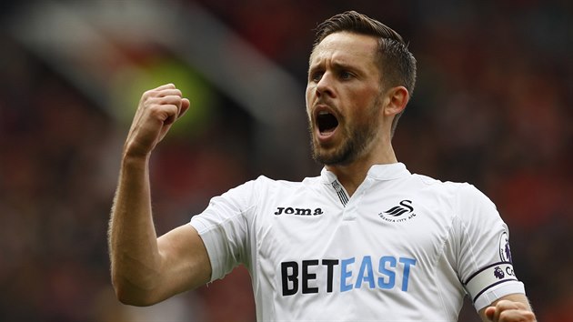 VYROVNNO. Islandsk zlonk Gylfi Sigurdsson ve slubch Swansea vyrovnal z volnho kopu utkn s Manchesterem United.