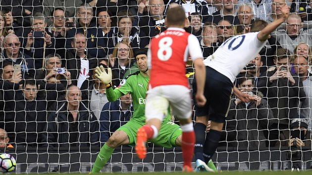 PROMNN PENALTA. Petr ech zstal stt, Harry Kane vyplil po jeho prav ruce - a Tottenham vedl nad Arsenalem u 2:0.