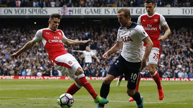 PENALTOV FAUL. Obrnce Arsenalu Gabriel nedovolen zastavuje v pokutovm zem Harryho Kanea z Tottenhamu.