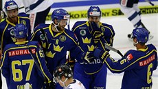 �véd�tí hokejisté oslavují gól v brán� Finska.
