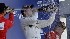 Sebastian Vettel, Valtteri Bottas a Kimi Räikkönen (zleva) slaví na pódiu po...
