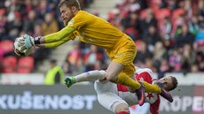 Jablonecký gólman Vlastimil Hrubý zasahuje ped Murisem Meanoviem ze Slavie.