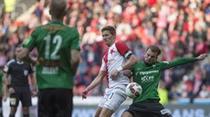 Slávistický útočník Milan Škoda svádí souboj o míč s jabloneckým stoperem Vítem...