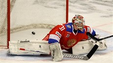 Ruský branká Ilja Sorokin inkasuje gól v duelu proti esku.