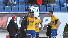 PRO RAJTYHO. Martin Fillo posílá gól v zápase proti Slovácku svému kamarádovi,...