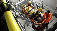 Do �achty �isti�ky na Císa�ském ostrov� spadl d�lník, museli ho vytáhnout...