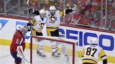 Jake Guentzel, Phil Kessel a Sidney Crosby z Pittsburghu slaví gól, branká...