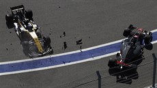 Jolyon Palmer (vlevo) ze stáje Renault a Romain Grosjean z Haasu mli v Rusku...