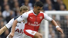 Alexis Sánchez z Arsenalu zpracovává mí, stráí ho Eric Dier z Tottenhamu.