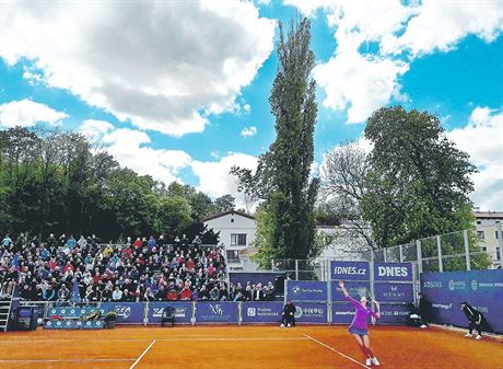 Momentka z tenisového turnaje ve Stromovce