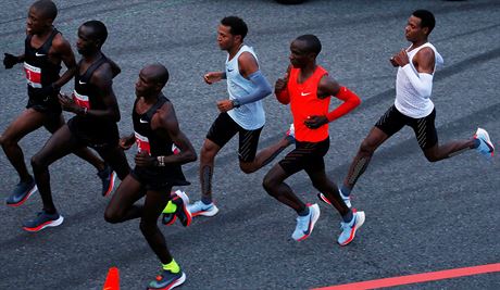 Keský vytrvalec Eliud Kipchoge (v erveném) a jeho pomocníci na okruhu v Monze.