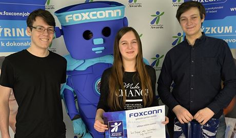 Hlavní cenu Foxconnu získali studenti Delty (zleva) Josef Kopecký, Jana...