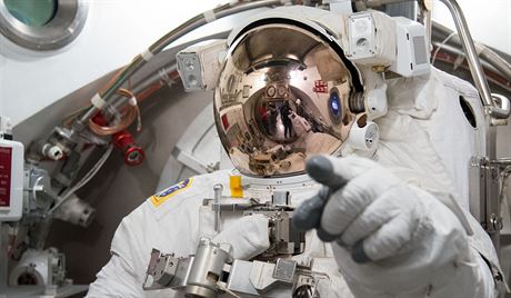Astronaut Luca Parmitano ve skafandru enhanced EMU bhem kontroly v laboratoi Crew Systems Laboratory (NASA Johnson Space Center v texaském Houstonu)