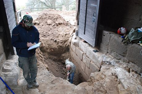 Vlí jáma objevená v brán hradu Lipnice. Jak hluboká je, archeologové ani...