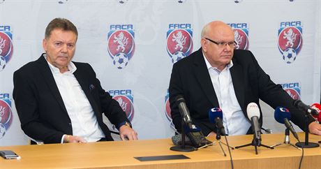 Místopedsedové FAR Roman Berbr (vlevo) a Zdenk Zlámal na tiskové konferenci