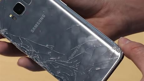 Galaxy S8 propadl v crash testu. Kehí smartphone dosud ve Square Trade...