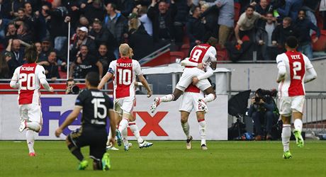 Fotbalisté Ajaxu Amsterdam slaví gól Kaspera Dolberga v zápase s Lyonem.