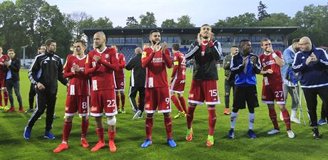 Fotbalisté Olomouce se radují po výhe ve Znojm, kterou ztvrdili návrat do...