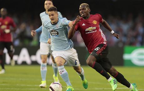 Paul Pogba (vpravo) z Manchesteru United bojuje o mí s Nemanjou Radojou z...