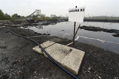 Laguny po chemice Ostramo. Zatím nebylo rozhodnuto, jak se po tb kal...