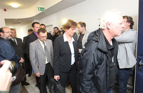 Mezi deseti obžalovanými je i koordinátorka bezpečnosti práce Marie Hubková (uprostřed). Při čtvrtečním líčení u havlíčkobrodského okresního soudu se jí znalec zastal.