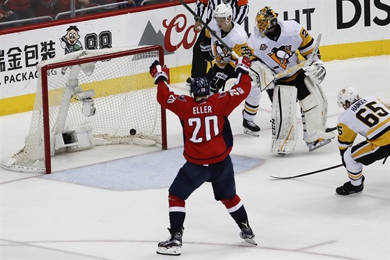 JE TAM. Lars Eller z Washingtonu se raduje z puku v síti Pittsburghu.