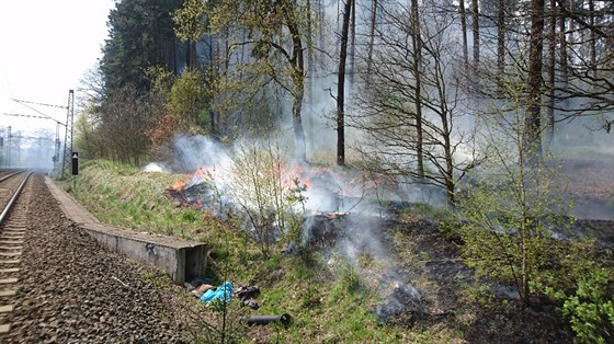V okolí železniční trati na Karlovarsku hořela suchá tráva.
