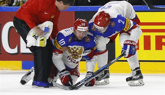 Ruský kapitán Sergej Mozjakin se jen tko zvedá z ledu v utkání s Nmeckem.