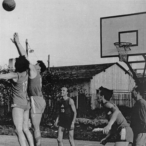 Historie basketbalu ve Vysokém Mýtě sahá až do roku 1897. Ale patří do ní i...