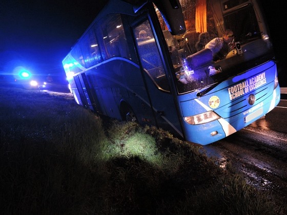 Autobus zapadl u Hemanic na Frýdlantsku.