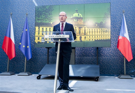 Premiér Bohuslav Sobotka na tiskové konferenci, na které oznámil, že předá...
