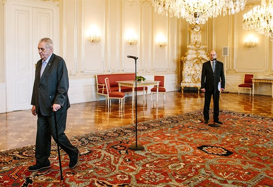Prezident Miloš Zeman odchází od premiéra Bohuslava Sobotky při setkání na...