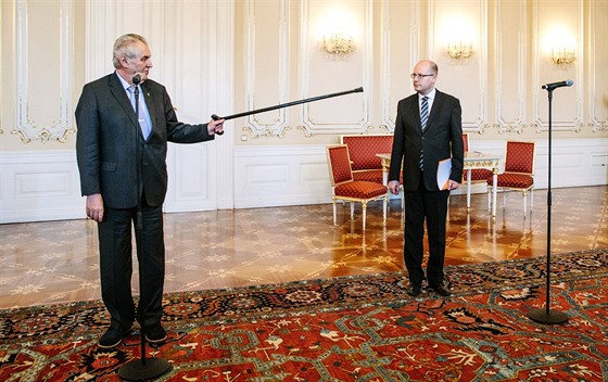 Setkání prezidenta Miloše Zemana a premiéra Bohuslava Sobotky na Hradě skončilo...