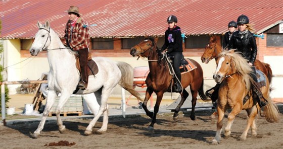 Dtský ran Hluín umouje zájemcm napíklad jízdu na koni.