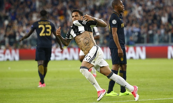 Brazilský obránce Dani Alvés z Juventusu se raduje z gólu  v odvet semifinále...