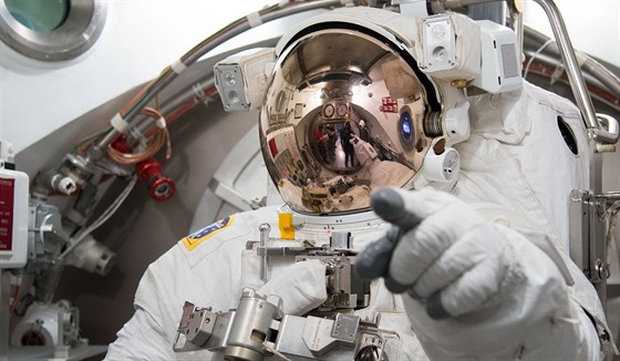 Astronaut Luca Parmitano ve skafandru „enhanced EMU“ během kontroly v laboratoři Crew Systems Laboratory (NASA Johnson Space Center v texaském Houstonu)