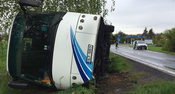 Ve Vlkav na Mladoboleslavsku se pevrátil autobus s dtmi (2.5.2017).